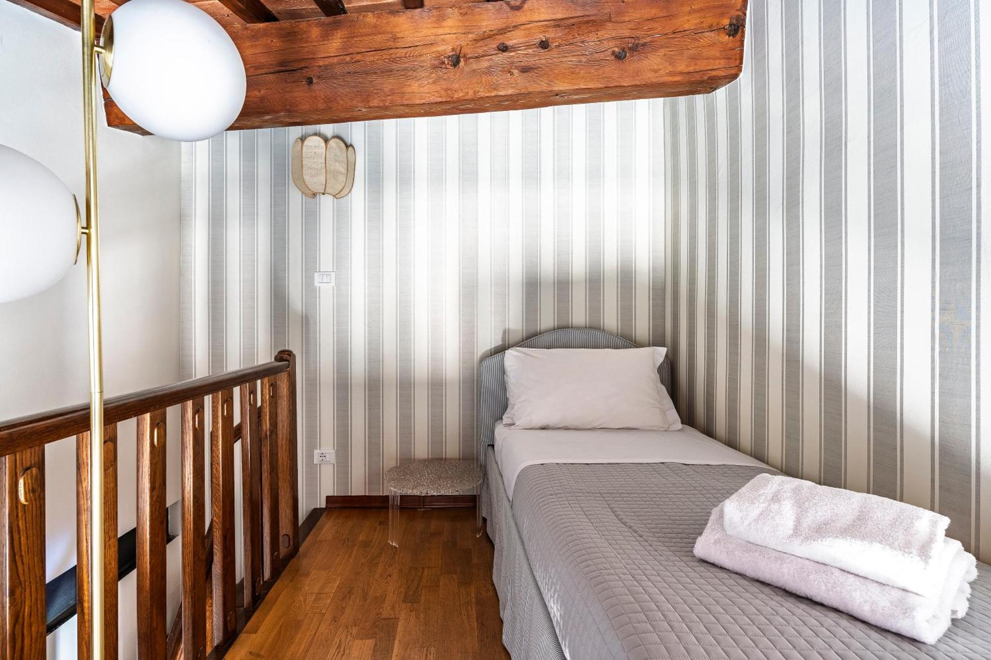 Ad Rondinelli, Apartment *